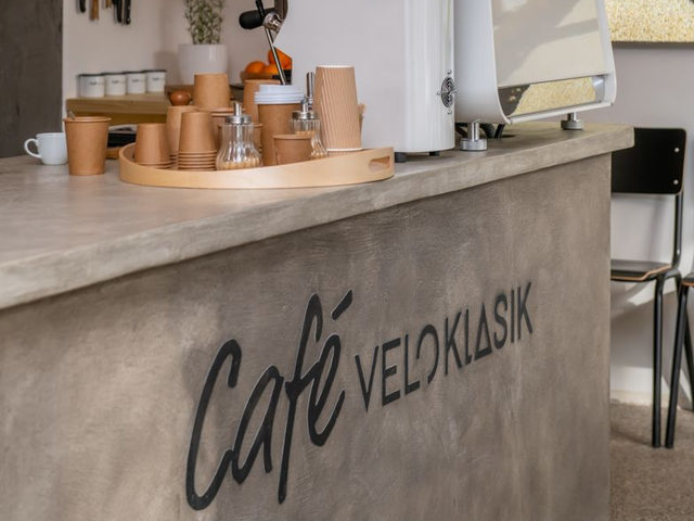 Bar kavárny Café Veloklasik v Praze–Braníku