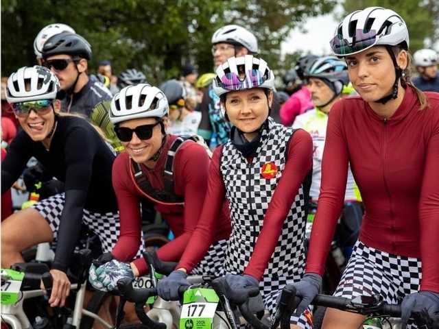 Cyklistky ve funkčním cyklistickém oblečení před společnou jízdou